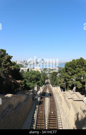Atemberaubender Blick auf eine Standseilbahn, die zu einem Panorama der Stadt führt. Stockfoto