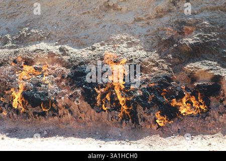Flammen of Yanar Dag, ein faszinierender Blick auf Aserbaidschans ewiges Feuer, wo Erdgas durch die Erde sickert und entzündet und eine surreale Landschaft schafft. Stockfoto