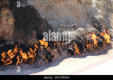 Flammen of Yanar Dag, ein faszinierender Blick auf Aserbaidschans ewiges Feuer, wo Erdgas durch die Erde sickert und entzündet und eine surreale Landschaft schafft. Stockfoto