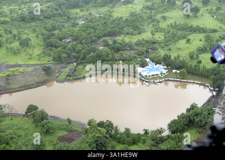 Eine Luftaufnahme von Ackerland, das von einer Wasserflut umgeben ist, schaukelte am 26. Juli 2005 in Raigad, Maharashtra, Indien Stockfoto