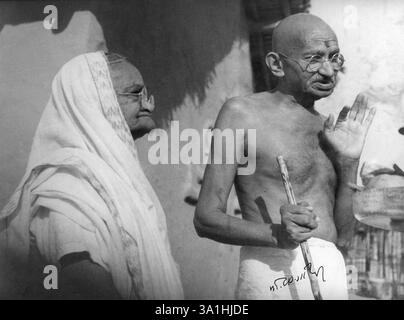 Mahatma Gandhi und Kasturba Gandhi in Sevagram Ashram, Januar 1942 KEIN MR Stockfoto