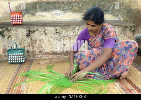 Hüttenindustrie, Frau, die Plastikstreifen-Körbe webt, Tamil Nadu, Indien, Asien Stockfoto