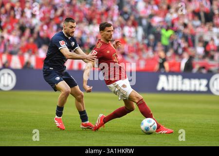 München, Deutschland. März 2025. MÜNCHEN - 8. MÄRZ: Matus Bero vom VfL Bochum und Leon Goretzka vom Bayern München während des Bundesliga-Spiels zwischen dem FC Bayern München und dem VfL Bochum 1848 in der Allianz Arena am 8. März 2025 in München.250308 SEPA 24 062 - 20250309 PD0513 Credit: APA-PictureDesk/Alamy Live News Stockfoto