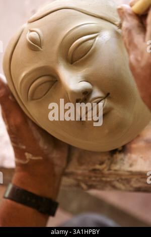 Unvollständige Skulptur der Göttin Durga aus Ton für die Durga Pooja-Feier, Rajkot, Gujarat, Indien, Asien Stockfoto