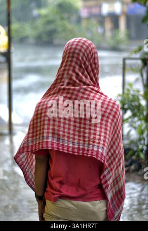 Indischer Mann trägt rote Gamcha auf dem Kopf, schützt vor Regen, Kalkutta, Westbengalen, Indien, Asien Stockfoto