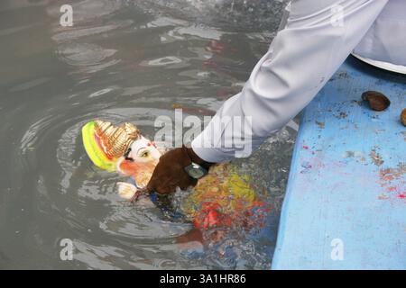 Kleines Idol von Lord ganesh, Elefantengott, eingetaucht in Wassertank, Pune, Maharashtra, Indien, Asien Stockfoto