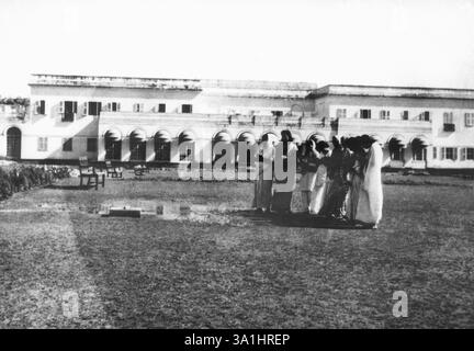 Frauen huldigen an der Stelle, wo Mahatma Gandhi ermordet wurde, in Birla House, Delhi, 1948, Indien, KEIN MR Stockfoto