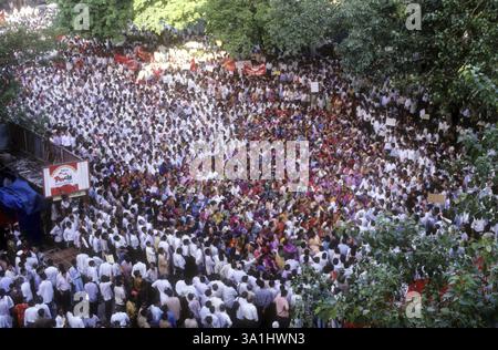 Regierungsangestellte sitzen auf einem morcha in der Nähe des Samrat Hotels in Churchgate in Bombay, jetzt Mumbai, Maharashtra, Indien, Asien Stockfoto