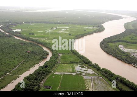 Eine Luftaufnahme von Ackerland, das von einer Wasserflut umgeben ist, schaukelte am 26. Juli 2005 in Raigad, Maharashtra, Indien Stockfoto