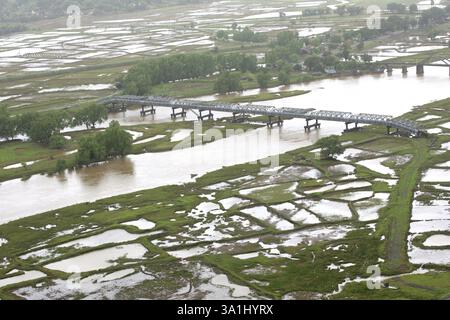 Eine Luftaufnahme von Ackerland, das von einer Wasserflut umgeben ist, schaukelte am 26. Juli 2005 in Raigad, Maharashtra, Indien Stockfoto