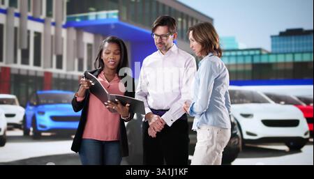 Kunden, die einen neuen Fahrzeugvertrag mit einem Händler aushandeln. Ein vielseitiges Paar unterschreibt einen Vertrag mit einem schwarzen Verkäufer. Stockfoto