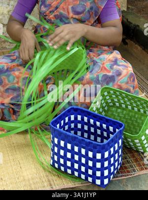 Hüttenindustrie, Frau, die Plastikstreifen-Körbe webt, Tamil Nadu, Indien, Asien Stockfoto