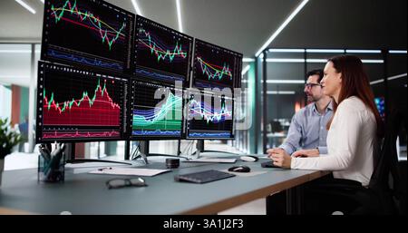Handel mit Aktien an einer geschäftigen Börse auf Monitors. Stockfoto