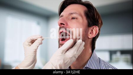 Medizinische Fachkräfte führen Mundtupfer DNA Test für die Krankheitsdiagnose. Stockfoto