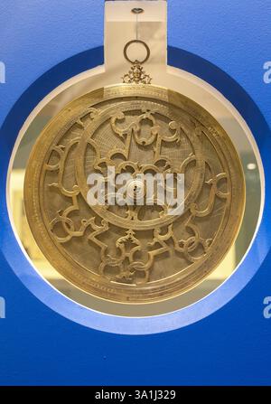 Lissabon, Portugal - 1. März 2020: Astrolabe, astronomisches Instrument, das als Sternenkarte verwendet wird. Marinemuseum, Lissabon, Portugal Stockfoto
