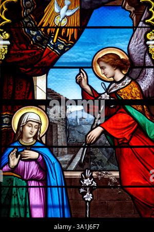 Chécy, FRANKREICH - 26. Januar 2025: Buntglas (19. Jahrhundert) der Verkündigung an die Jungfrau Maria durch den Erzengel Gabriel. Stockfoto