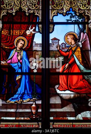 Montargis, FRANKREICH - 27. Januar 2025: Buntglas (19. Jahrhundert) der Verkündigung an die Jungfrau Maria durch den Erzengel Gabriel. Stockfoto