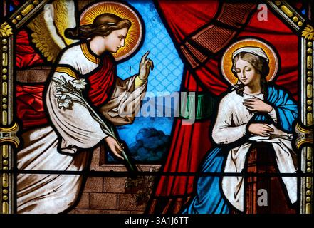 Montargis, FRANKREICH - 27. Januar 2025: Buntglas (19. Jahrhundert) der Verkündigung an die Jungfrau Maria durch den Erzengel Gabriel. Stockfoto