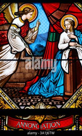 Montargis, FRANKREICH - 27. Januar 2025: Buntglas (19. Jahrhundert) der Verkündigung an die Jungfrau Maria durch den Erzengel Gabriel. Stockfoto