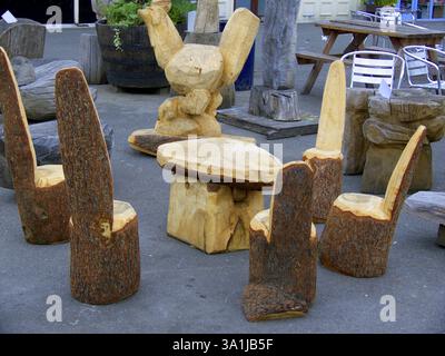 Ungewöhnliche Art von Stühlen und Tisch aus rohen hölzernen Maschinenbordbüchern hergestellt Stockfoto