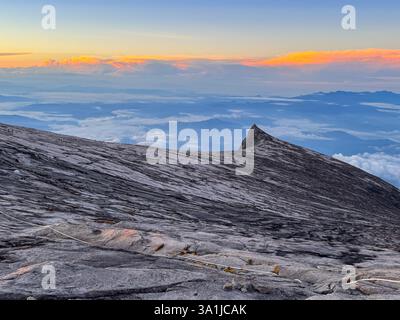 Steile Felswände mit Kletterseil im Vordergrund in der Nähe des Gipfels des Mount Kinabalu in Borneo Stockfoto
