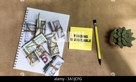 Finanzierungskonzept ist verfügbar Schreiben Sie auf Haftnotizen isoliert auf Holztisch. Stockfoto