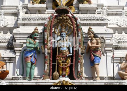 Farbenfrohe Figuren von Lord Vishnu mit Hanuman dem Affengott, Garuda und Schlange Shesha auf der reich verzierten Fassade von Kanak Gopuram der Udupi Sri Kr Stockfoto