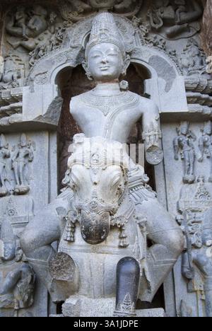 Die Statue des vedischen Sonnengottes Surya oder Arka in sanfter Stimmung, die an der Wand des Sonnentempels gemeißelt wurde, stellt die untergehende Sonne dar und blickt auf das westliche Weltkulturerbe Konar Stockfoto