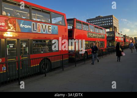 Rote Busse in Row, London, Großbritannien, England Stockfoto