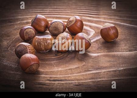 Kleine Haufen Haselnüsse auf Vintage Holzbrett Essen und Getränke Konzept Stockfoto