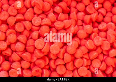Hintergrund von roten runden Bonbons mit einer weichen Textur Matte Zuckerbeschichtung erzeugt ein einheitliches Muster, das den Rahmen füllt Stockfoto