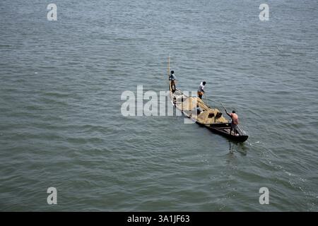 Transport von Sand mit einem kleinen Boot in der Nähe der Chettuvai-Brücke, Kerala, Indien, Asien Stockfoto