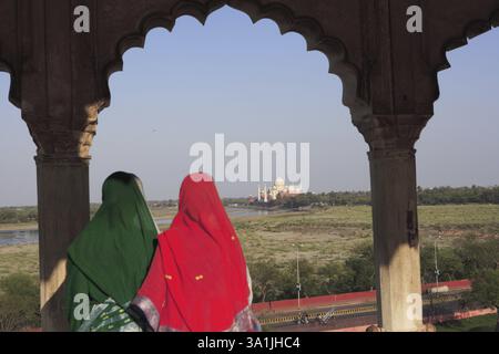 Blick auf das Taj Mahal von Agra Fort, erbaut im 16. Jahrhundert vom Mogulkaiser am Westufer des Yamuna Flusses, Agra, Uttar Pradesh, Indien UNESCO World Herita Stockfoto