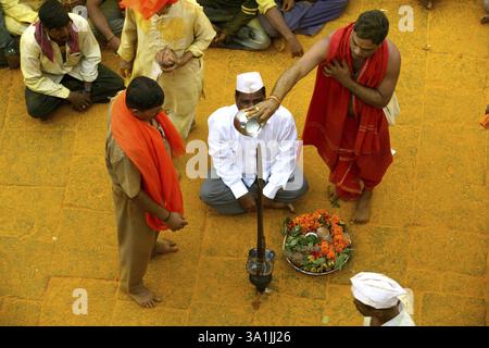 Ein Priester, der 50 während der Dasshera-Feier im Jejuri-Tempel in pune, Maharashtra, Indien, Asien, pooja des Schwertes aufführt Stockfoto