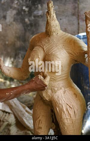 Bildhauerin, die Göttin Durga Kali Skulptur aus Ton für die Herstellung von Durga Pooja, Rajkot, Gujarat, Indien, Asien Stockfoto