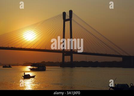 Sonnenuntergang am Vidyasagar Setu neue zweite Brücke über den Hooghtly River, Kalkutta, Westbengalen, Indien, Asien Stockfoto