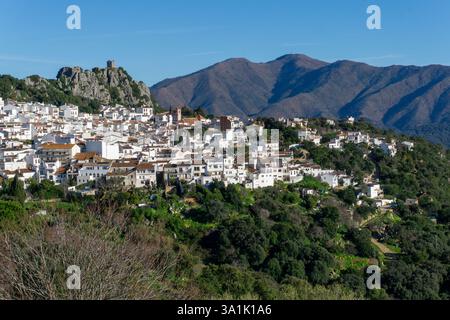 Malerische Landschaft von Casares ein traditionelles weißes Dorf in Malaga Andalusien Spanien eingebettet zwischen atemberaubenden Bergen Stockfoto