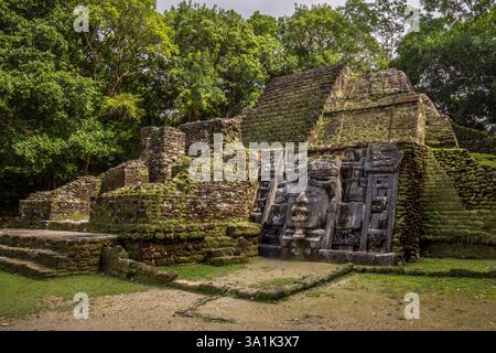 Der Tempel der Maske in den Dschungelruinen der archäologischen Stätte Lamanai Maya, Belize, Zentralamerika Stockfoto