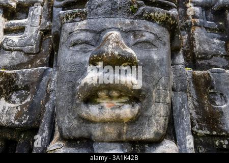 Der Tempel der Maske in den Dschungelruinen der archäologischen Stätte Lamanai Maya, Belize, Zentralamerika Stockfoto