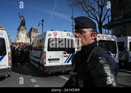 Paris, Frankreich. März 2025. Die Polizei sichert die Mobilisierung zum Internationalen Frauentag am 8. März 2025 in Paris. - 08/03/2025 - France/Ile-de-France (Region)/Paris - Julien Mattia/Le Pictorium Credit: LE PICTORIUM/Alamy Live News Stockfoto