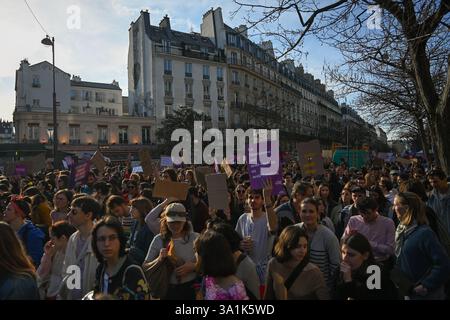 Paris, Frankreich. März 2025. Große Mobilisierung vom 8. März 2025 zum Internationalen Frauentag in Paris. - 08/03/2025 - France/Ile-de-France (Region)/Paris - Julien Mattia/Le Pictorium Credit: LE PICTORIUM/Alamy Live News Stockfoto