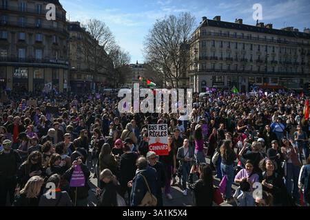 Paris, Frankreich. März 2025. Große Mobilisierung vom 8. März 2025 zum Internationalen Frauentag in Paris. - 08/03/2025 - France/Ile-de-France (Region)/Paris - Julien Mattia/Le Pictorium Credit: LE PICTORIUM/Alamy Live News Stockfoto