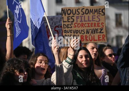 Paris, Frankreich. März 2025. Demonstranten während der Mobilisierung zum Internationalen Frauentag am 8. März 2025 in Paris. - 08/03/2025 - France/Ile-de-France (Region)/Paris - Julien Mattia/Le Pictorium Credit: LE PICTORIUM/Alamy Live News Stockfoto