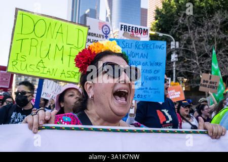 Los Angeles, Usa. März 2025. Eine Demonstrantin singt Slogans, während sie zum Women's March in Los Angeles auf die Straßen der Innenstadt von Los Angeles geht. Quelle: SOPA Images Limited/Alamy Live News Stockfoto