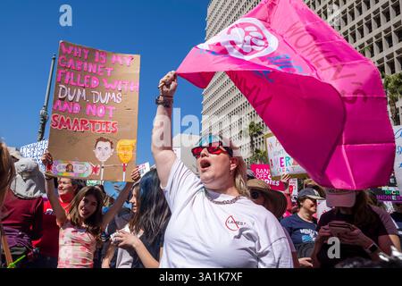 Los Angeles, Usa. März 2025. Demonstranten begeben sich in Los Angeles zum Frauenmarsch auf die Straßen der Innenstadt von Los Angeles. Quelle: SOPA Images Limited/Alamy Live News Stockfoto