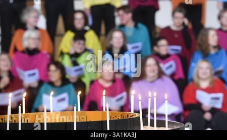 Die evangelische Fastenaktion 7 Wochen ohne unter dem Motto Luft holen Sieben Wochen ohne Panik ist am Sonntag 09.03.2025 mit einem Fernsehgottesdienst aus der Kirche St. Martin in Nienburg/Weser eroeffnet worden. Foto: Gospelchor St. Martin die Fastenaktion 7 Wochen ohne wurde 1983 gegruendet. Mit ihr laeutet die Evangelische Kirche in Deutschland EKD offiziell die fasten- oder Passionszeit ein. In den 40 Tagen bis Ostern erinnern sich Christen an das Leiden und Sterben Jesu. Der Verzicht auf Speisen und Getraenke wie Fleisch und Wein oder auch auf den Fernsehkonsum gilt als Symbol der Busse Stockfoto