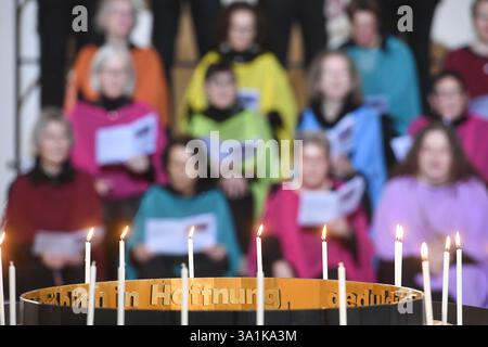 Die evangelische Fastenaktion 7 Wochen ohne unter dem Motto Luft holen Sieben Wochen ohne Panik ist am Sonntag 09.03.2025 mit einem Fernsehgottesdienst aus der Kirche St. Martin in Nienburg/Weser eroeffnet worden. Foto: Gospelchor St. Martin die Fastenaktion 7 Wochen ohne wurde 1983 gegruendet. Mit ihr laeutet die Evangelische Kirche in Deutschland EKD offiziell die fasten- oder Passionszeit ein. In den 40 Tagen bis Ostern erinnern sich Christen an das Leiden und Sterben Jesu. Der Verzicht auf Speisen und Getraenke wie Fleisch und Wein oder auch auf den Fernsehkonsum gilt als Symbol der Busse Stockfoto