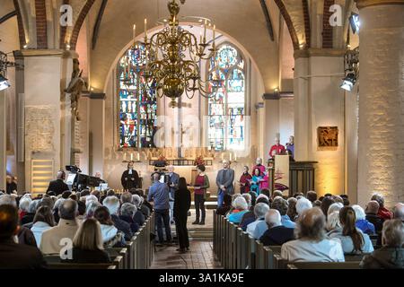 Die evangelische Fastenaktion 7 Wochen ohne unter dem Motto Luft holen Sieben Wochen ohne Panik ist am Sonntag 09.03.2025 mit einem Fernsehgottesdienst aus der Kirche St. Martin in Nienburg/Weser eroeffnet worden. Foto: Pastorin Cordula Schmid-Waßmuth Wassmuth die Fastenaktion 7 Wochen ohne wurde 1983 gegruendet. Mit ihr laeutet die Evangelische Kirche in Deutschland EKD offiziell die fasten- oder Passionszeit ein. In den 40 Tagen bis Ostern erinnern sich Christen an das Leiden und Sterben Jesu. Der Verzicht auf Speisen und Getraenke wie Fleisch und Wein oder auch auf den Fernsehkonsum gilt al Stockfoto