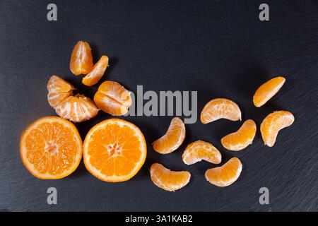 Frische Mandarinen, saftige Stücke von Zitrusfrüchten Stockfoto