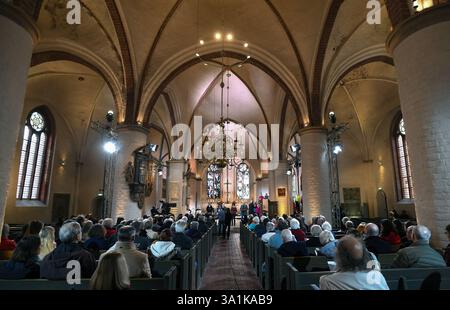 Die evangelische Fastenaktion 7 Wochen ohne unter dem Motto Luft holen Sieben Wochen ohne Panik ist am Sonntag 09.03.2025 mit einem Fernsehgottesdienst aus der Kirche St. Martin in Nienburg/Weser eroeffnet worden. Die Fastenaktion 7 Wochen ohne wurde 1983 gegruendet. Mit ihr laeutet die Evangelische Kirche in Deutschland EKD offiziell die fasten- oder Passionszeit ein. In den 40 Tagen bis Ostern erinnern sich Christen an das Leiden und Sterben Jesu. Der Verzicht auf Speisen und Getraenke wie Fleisch und Wein oder auch auf den Fernsehkonsum gilt als Symbol der Busse und der spirituellen Erneuer Stockfoto